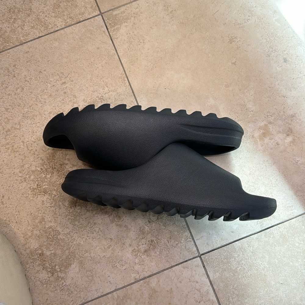 YEEZY slides (READ DESCRIPTION)